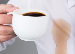 Пятно от кофе: чем вывести с цветной и белой одежды