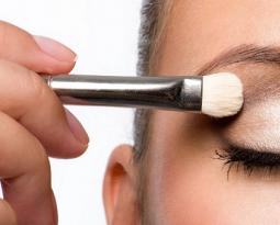 Дневной макияж для серых глаз: подходящие оттенки и пошаговые инструкции Правильный макияж для серых глаз пошагово