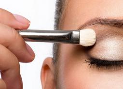 Дневной макияж для серых глаз: подходящие оттенки и пошаговые инструкции Правильный макияж для серых глаз пошагово